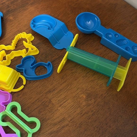 PRE OWNED 35 PIECE PLAY DOH ACCESSORY LOT - Picture 6 of 6